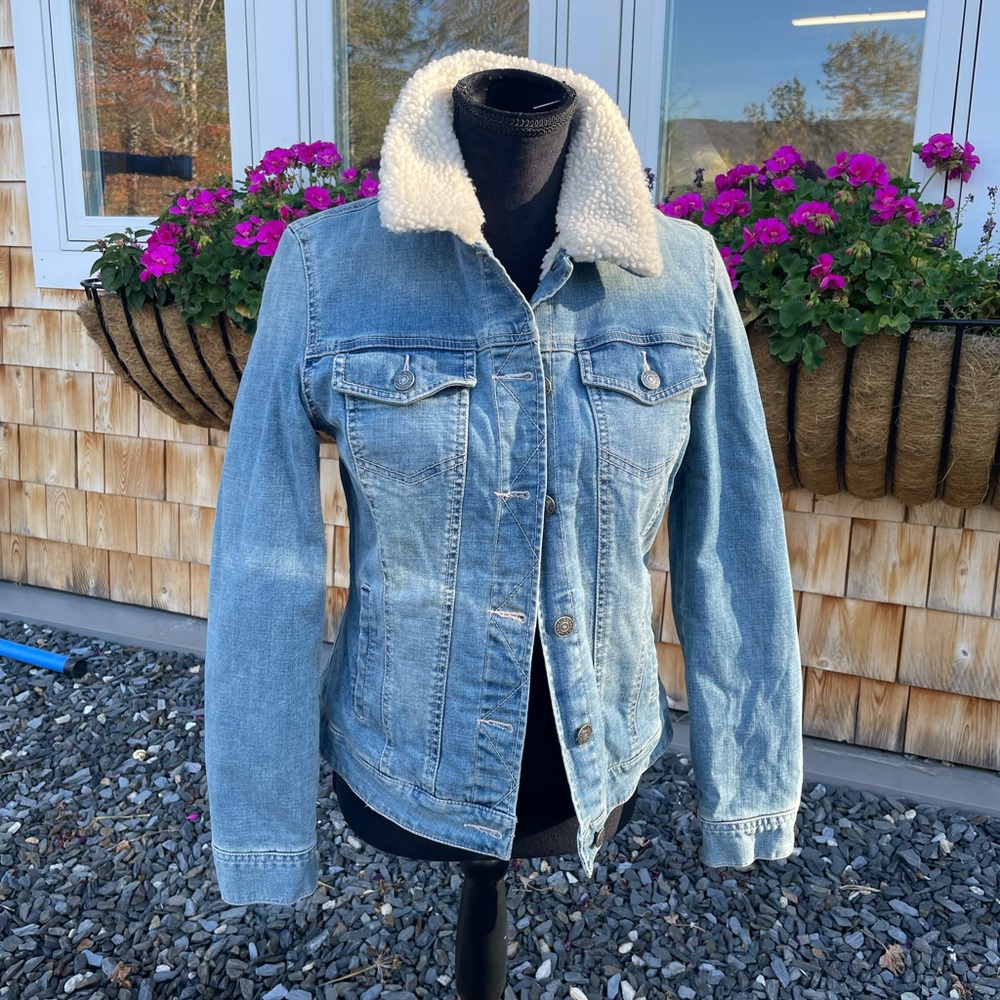 LL Bean Signature Women's Denim Jacket with full Sherpa Lining. EUC